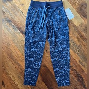 Athleta Trekkie North Printed Jogger Size 2